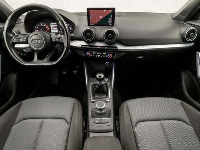 Audi Q2 1.0 TFSI Sport (GROOT NAVI, CLIMATE, PLAT SPORTSTUUR, LED KOPLAMPEN, SPORTSTOELEN, GETINT GLAS, PARKEERSENSOREN, ZWART HEMEL, NIEUWSTAAT)