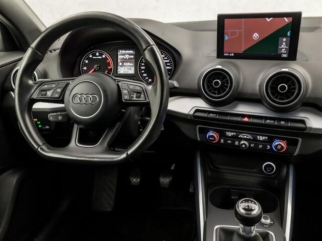 Audi Q2 1.0 TFSI Sport (GROOT NAVI, CLIMATE, PLAT SPORTSTUUR, LED KOPLAMPEN, SPORTSTOELEN, GETINT GLAS, PARKEERSENSOREN, ZWART HEMEL, NIEUWSTAAT)
