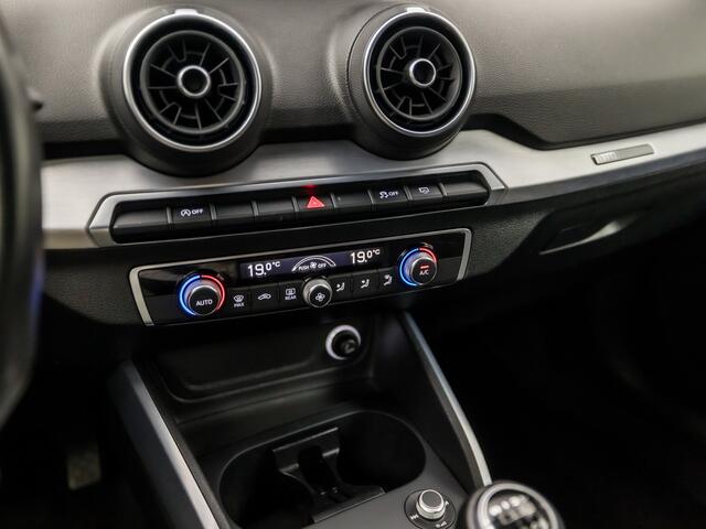 Audi Q2 1.0 TFSI Sport (GROOT NAVI, CLIMATE, PLAT SPORTSTUUR, LED KOPLAMPEN, SPORTSTOELEN, GETINT GLAS, PARKEERSENSOREN, ZWART HEMEL, NIEUWSTAAT)