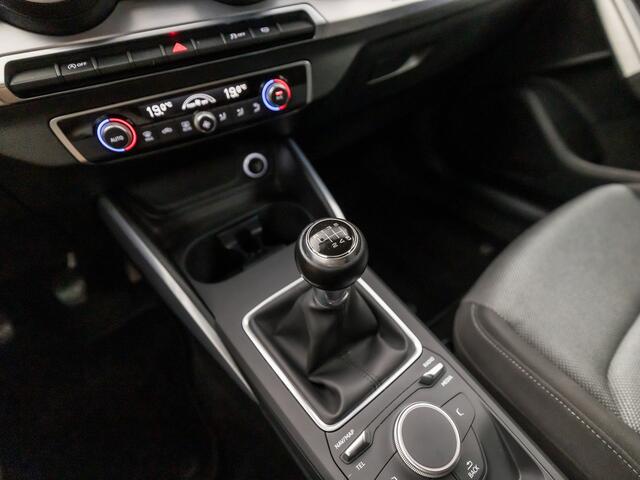 Audi Q2 1.0 TFSI Sport (GROOT NAVI, CLIMATE, PLAT SPORTSTUUR, LED KOPLAMPEN, SPORTSTOELEN, GETINT GLAS, PARKEERSENSOREN, ZWART HEMEL, NIEUWSTAAT)
