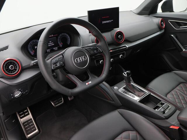 Audi Q2 35 TFSi 150 Pk Automaat S-Line | Sonos Audio | Volledig Leder met Rode Stiksels | Digitaal Dashboard | CarPlay | Zwarte Hemel | Stoelverwarming | Trekhaak | 18 Inch | 5.506 Km!!