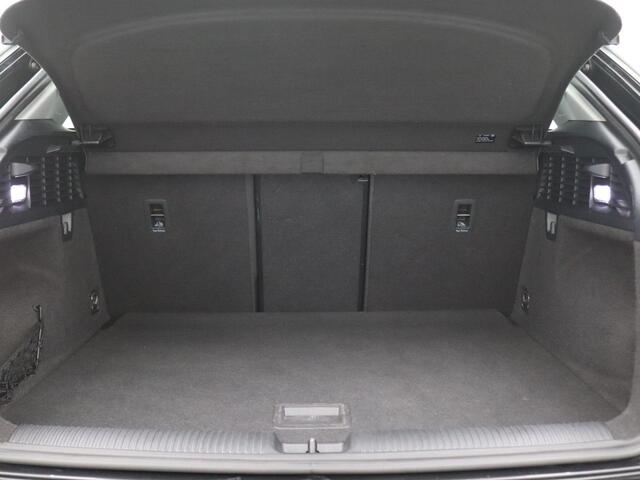 Audi Q2 35 TFSI S Edition 150PK DSG Trekhaak, Elektr. Achterklep, Achteruitrijcamera, Adaptieve Cruise Control, 17" LM Velgen, Navi, Clima