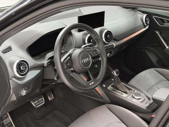 Audi Q2 35 TFSI S Edition 150PK - PANORAMADAK - AUTOMAAT - SFEERVERLICHTING - ZWART OPTIEK - KEYLES - DODEHOEK