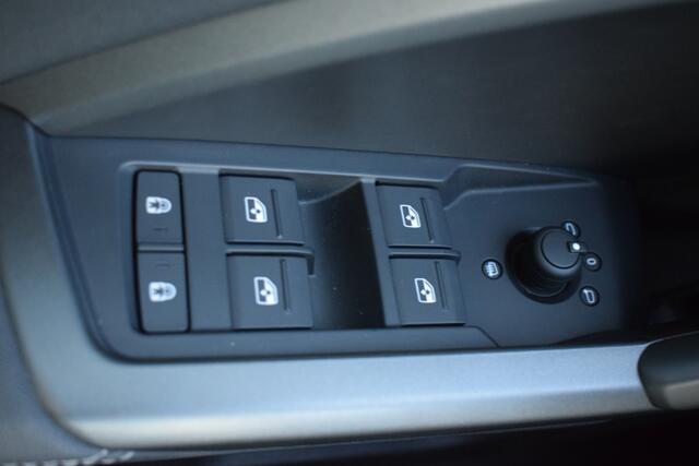 Audi Q3 45 TFSI S-Line Plug-in Hybrid 245 PK | PANO | 20 INCH | RIJKLAAR