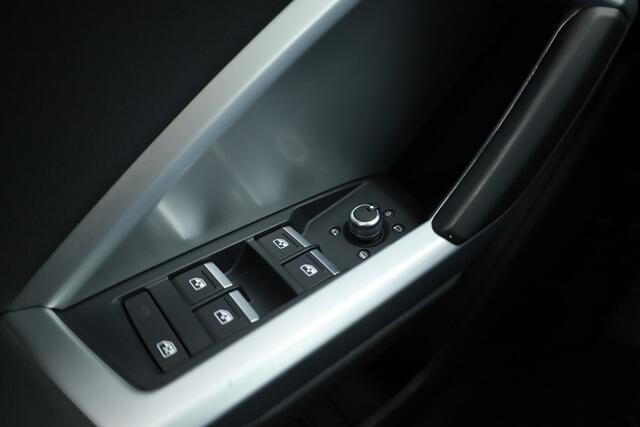 Audi Q3 Sportback 35 TFSI Business Edition | S Line | Navi | Afn. Trekhaak | Adapt. Cruise | Carplay | Camera | Stoelverw.