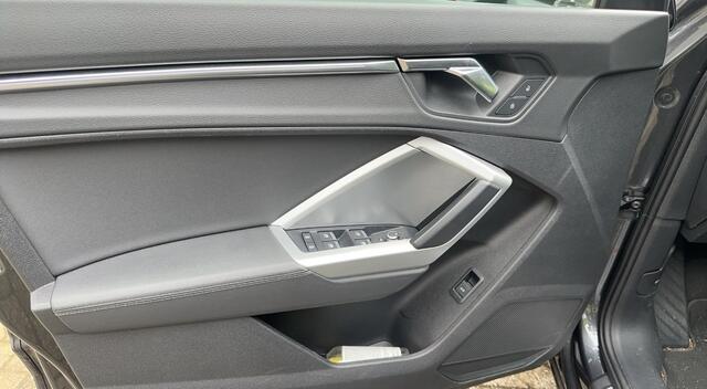 Audi Q3 Sportback 45 TFSI quattro edition one / Trekhaak / Panoramadak / Camera / Leder / 20'' / Matrix LED / Navigatie / Stoelverwarming / DAB / ACC