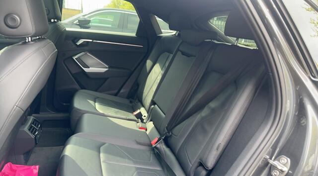 Audi Q3 Sportback 45 TFSI quattro edition one / Trekhaak / Panoramadak / Camera / Leder / 20'' / Matrix LED / Navigatie / Stoelverwarming / DAB / ACC