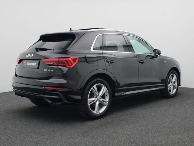 Audi Q3 35 TFSI S Line Pro Line 150PK S-Tronic Pano-Schuifdak, Side Assist, Cruise Controle, Stoelverwarming, Achteruitrijcamera, Matrix-LED Verlichting, Trekhaak, 19" LM Velgen