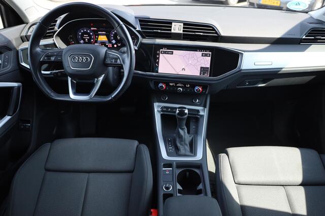 Audi Q3 45 TFSI e S edition 245PK / 180kW, S-Line in- en exterieur, achteruitrijcamera (rear view), privacy glas, 18" lichtmetalen velgen, keyless entry, zwarte hemel, climate control, ECC, parkeersensoren voor en achter (pdc), halflederen sportstoelen, navigatie