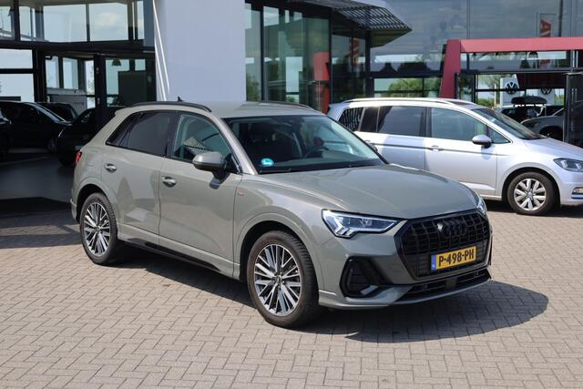 Audi Q3 45 TFSI e S edition 245PK / 180kW, S-Line in- en exterieur, achteruitrijcamera (rear view), privacy glas, 18" lichtmetalen velgen, keyless entry, zwarte hemel, climate control, ECC, parkeersensoren voor en achter (pdc), halflederen sportstoelen, navigatie