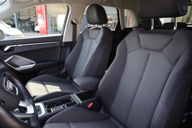 Audi Q3 45 TFSI e S edition 245PK / 180kW, S-Line in- en exterieur, achteruitrijcamera (rear view), privacy glas, 18" lichtmetalen velgen, keyless entry, zwarte hemel, climate control, ECC, parkeersensoren voor en achter (pdc), halflederen sportstoelen, navigatie