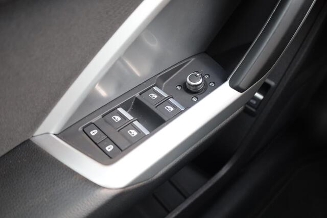 Audi Q3 45 TFSI e S edition 245PK / 180kW, S-Line in- en exterieur, achteruitrijcamera (rear view), privacy glas, 18" lichtmetalen velgen, keyless entry, zwarte hemel, climate control, ECC, parkeersensoren voor en achter (pdc), halflederen sportstoelen, navigatie
