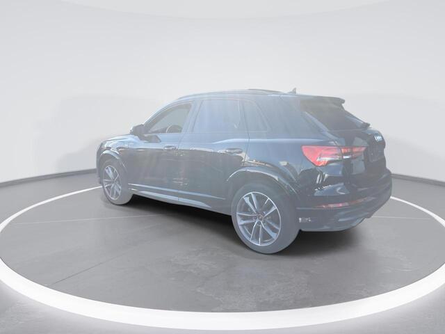 Audi Q3 45 TFSIe 180kW/245PK S Line · Panoramadak · Camera · Navigatie · Trekhaak · Stoelverwarming ·