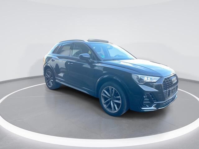 Audi Q3 45 TFSIe 180kW/245PK S Line · Panoramadak · Camera · Navigatie · Trekhaak · Stoelverwarming ·