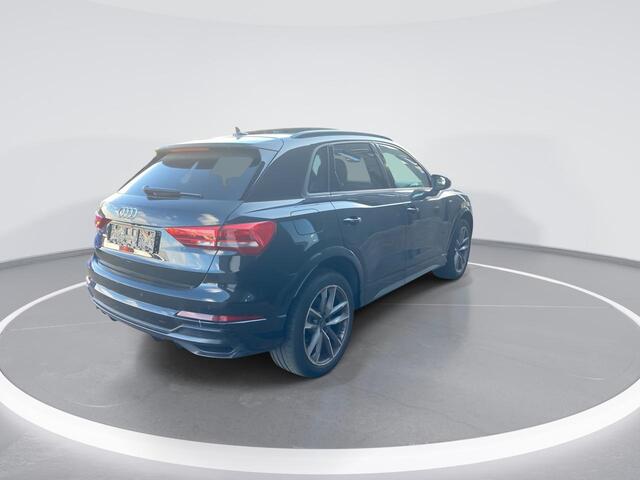 Audi Q3 45 TFSIe 180kW/245PK S Line · Panoramadak · Camera · Navigatie · Trekhaak · Stoelverwarming ·