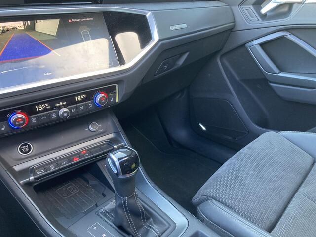 Audi Q3 45 TFSIe 180kW/245PK S Line · Panoramadak · Camera · Navigatie · Trekhaak · Stoelverwarming ·