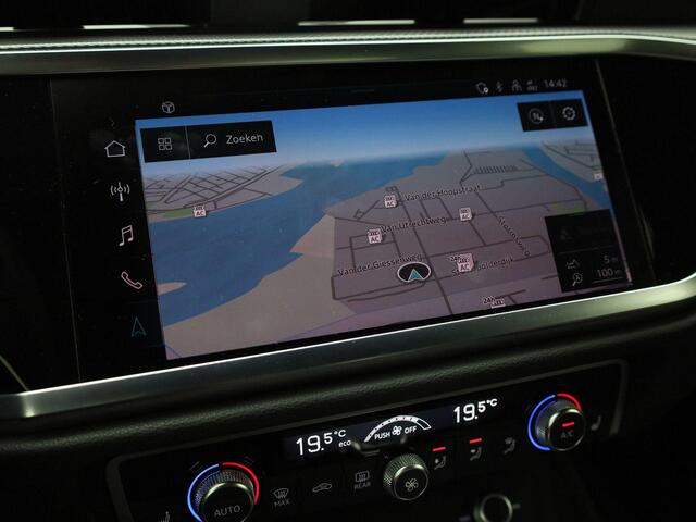 Audi Q3 45 TFSIe 180kW/245PK S Line · Panoramadak · Camera · Navigatie · Trekhaak · Stoelverwarming