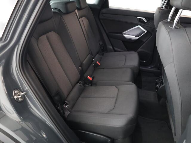 Audi Q3 45 TFSI e Business Edition 245 pk S-tronic | Navigatie | Parkeersensoren | Adaptieve cruise control | LED koplampen | Lichtmetalen velgen 18" |