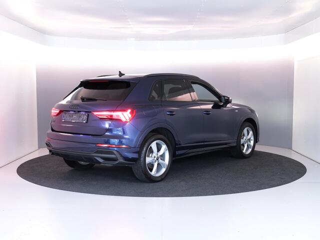 Audi Q3 45 TFSI e S edition 245 pk S-tronic | Navigatie | Parkeersensoren (Park assist) | Achteruitrijcamera | Adaptieve cruise control | Lederen bekleding | Elektr. voorstoelen | S-Line |