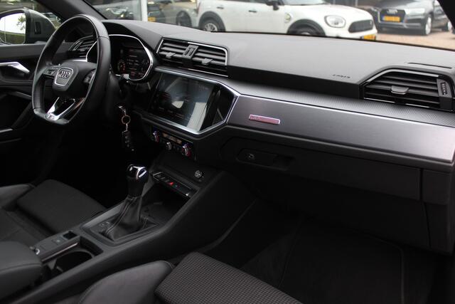 Audi Q3 35 TFSI Pro Line 3x S-Line / Navigatie / Half leder / 18'' / LED Koplampen / Parkeerhulp achter / Stoelverwarming / Cruise Control