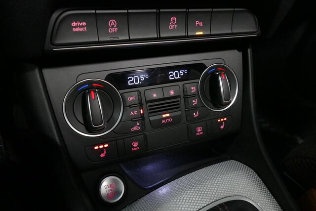 Audi Q3 2.0 TFSI quattro S Line / Panoramadak / Elektr. verstelbare voorstoelen / Achteruitrijcamera / Stoelverwarming / Elektr. wegklapbare trekhaak / Full LED / Audi Sound System / Navigatie / Cruise Control / 19'' LMV / Lichtpakket / Dodehoek detectie / Audi E