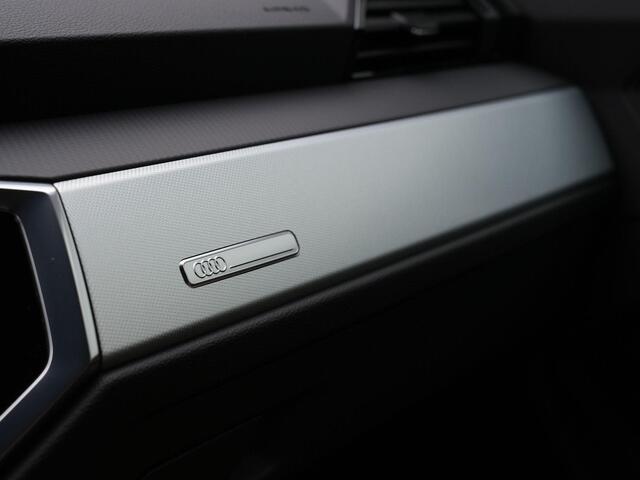 Audi Q3 Sportback 45 TFSI e 245 pk S-tronic S-Line | Panoramadak | Leder | Navigatie | Carplay | Elektr. achterklep | Parkeersensoren achter