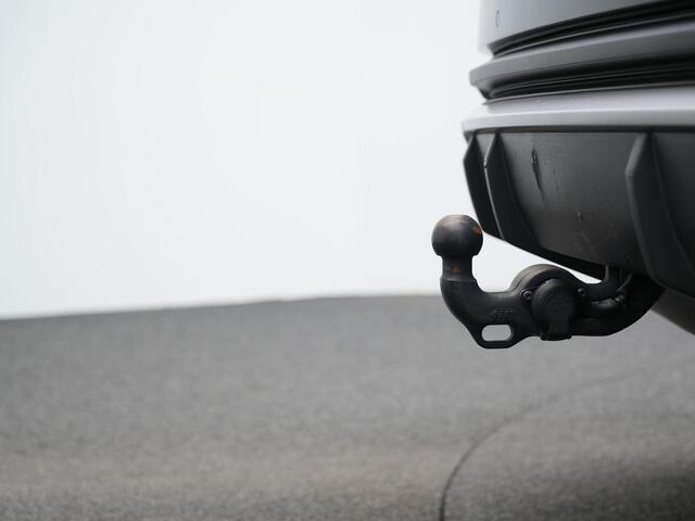 Audi Q3 Sportback 35 TFSI 150 pk S-tronic S-Line | Panoramadak | Trekhaak | Standkachel | Elektr. verstelbare stoel | Leder/alcantara | Achteruitrijcamera | Stoelverwarming
