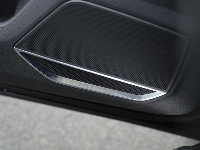 Audi Q3 Sportback 35 TFSI 150 pk S-tronic S-Line | Panoramadak | Trekhaak | Standkachel | Elektr. verstelbare stoel | Leder/alcantara | Achteruitrijcamera | Stoelverwarming