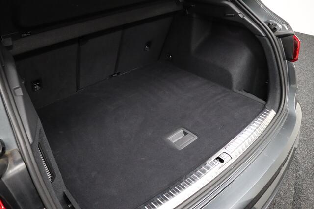 Audi Q3 45 TFSI e S edition Plug-in Hybrid | Adaptive-cruise | Afneembare Trekhaak | Virtual Cockpit | Camera | Stoelverwarming | Navigatie | Apple Carplay & Android Auto | 19 Inch Velgen | All-season Banden