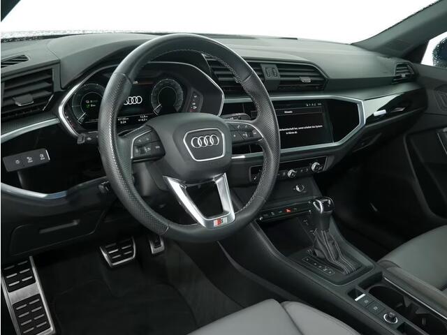 Audi Q3 Sportback 45 TFSI e ** LED, GRAU LEDER, VIRTUAL, APAPT. CRUISE, SPIEGEL-PACK, 20-inch LMV ** 1e EIG - Slechts 41.200km. ** ** INFORMEER OOK NAAR ONZE AANTREKKELIJKE FINANCIAL-LEASE TARIEVEN **
