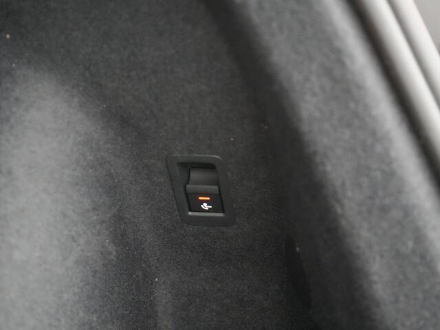 Audi Q3 45 TFSI e Plug In Hybrid 245pk Dealer O.H. PHEV | Trekhaak Af Fabriek | Panodak | Camera | Alcantara Sportstoelen Verwarmd | Apple Carplay | Keyless | Blis | LED Koplampen | Virtual | Navigatie | DAB |