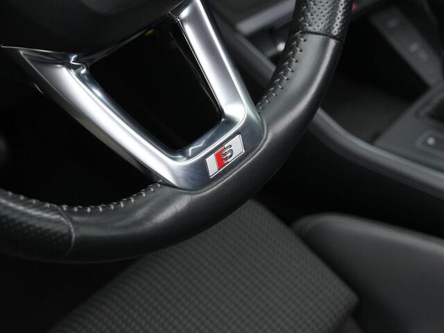 Audi Q3 40 TFSI 190 pk S-tronic Quattro S-Line | Panoramadak | Trekhaak | Parkeersensoren voor/achter | Carplay | Cruise Control