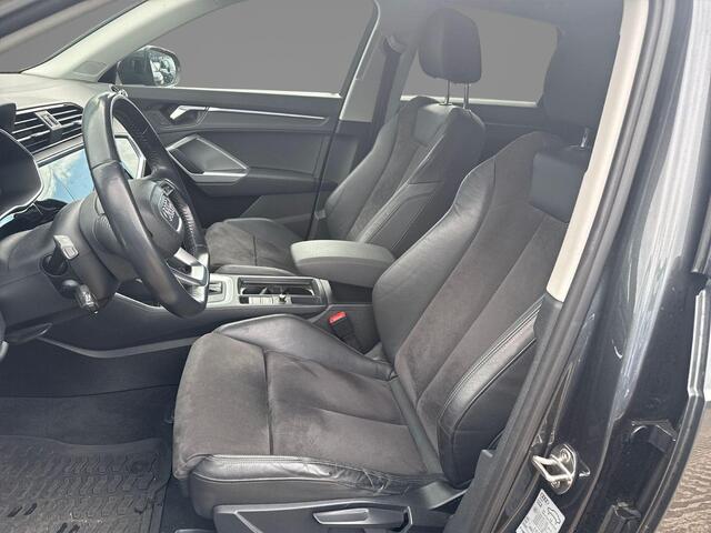 Audi Q3 35TFSI 110KW/150PK S-Line · Camera · Trekhaak · Panoramadak · Stoelverwarming · Apple/Android Car Play ·