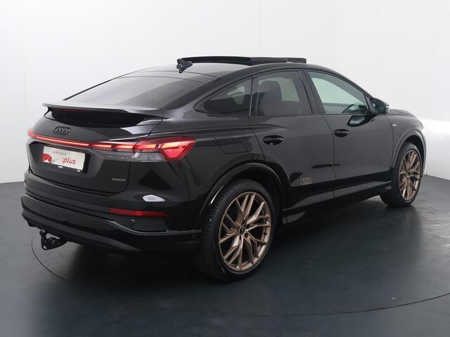 Audi Q4 Sportback e-tron 45 quattro S Edition 82 kWh | 286 PK | SoH 100% | Trekhaak | Panoramadak | Warmtepomp | Head-up display | S line | Fabrieksgarantie tot 02/2030 of 100.000km |