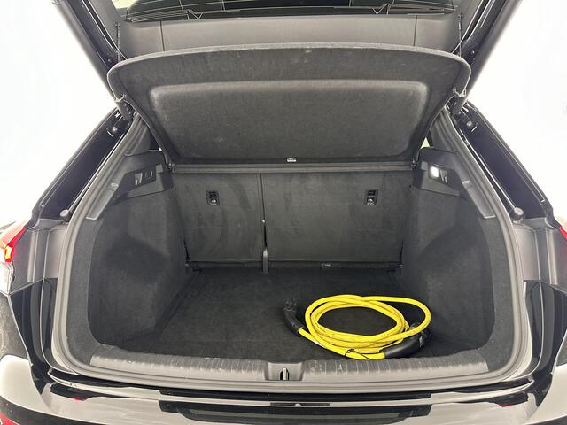 Audi Q4 e-tron 40 S edition 77 kWh S-Line [ 3-Fase ] (INCL.BTW) *HEAT-PUMP | 1/2LEATHER | MATRIX-LED | ADAPTIVE-CRUISE | AMBIENT-LIGHT | DIGI-COCKPIT | AUDI-SOUND | DAB+ | KEYLESS | CAMERA | SPORT-SEATS | 20''ALU*