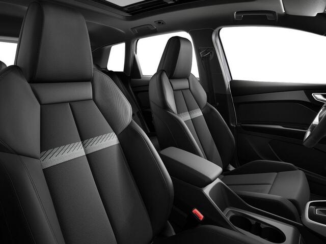 Audi Q4 e-tron 45 quattro Advanced edition 286 PK · Glazen panoramadak · 20" LM Velgen · Elektrisch wegklapbare trekhaak