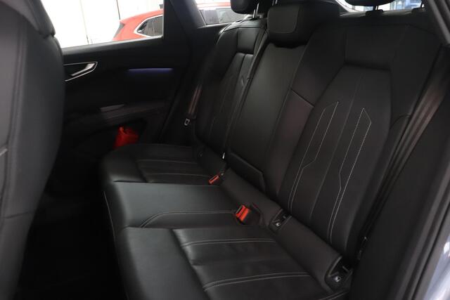 Audi Q4 e-tron 40 Launch edition Advanced 77 kWh | Warmtepomp | Leder bekleding | 20" Lichtmetaal | Parkeersesoren | Navigatie | LED matrix koplampen |