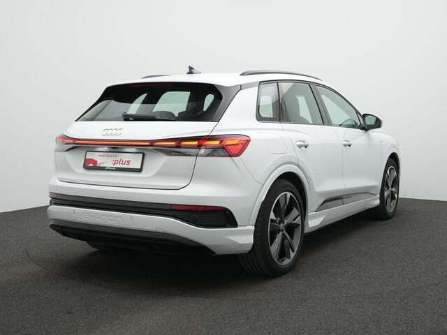 Audi Q4 e-tron 40 S edition 77 kWh 204 pk / S-Line | Warmtepomp | Trekhaak | Matrix LED | Leder/alcantara | Elektr. verstelbare stoel