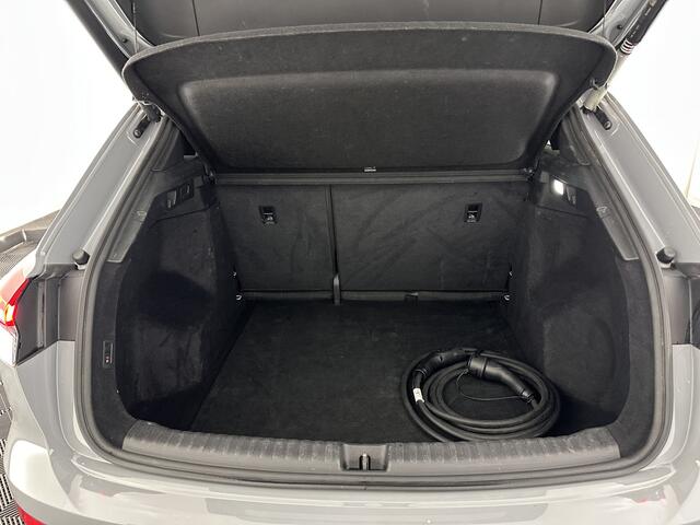 Audi Q4 e-tron 40 S edition 77 kWh [ 3-Fase ] (INCL-BTW) *HEATPUMP | LEATHER-FABRIC | MATRIX-LED | ADAPTIVE-CRUISE | HEATED-SPORTSEATS | AMBIENTLIGHT | DIGI-COCKPIT | CAMERA | KEYLESS | DAB+ | NAVI-FULLMAP | TOWBAR | 20"ALU*