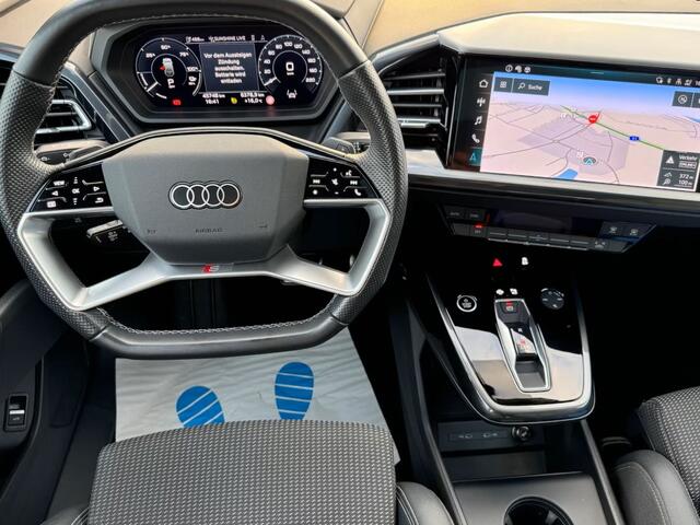 Audi Q4 e-tron 40 S-LINE 82 kWh (150kW/204pk) ** LED, NAVI+, HuD, TREKH, ADAPT. CRUISE, 20-inch LMV ** 1e EIG - ¤ 37.8 onder NP - UNFALLFREI ** ** INFORMEER OOK NAAR ONZE AANTREKKELIJKE FINANCIAL-LEASE TARIEVEN **