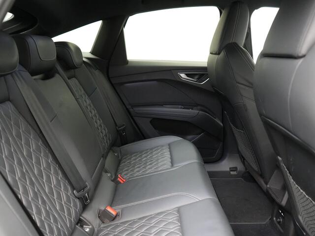 Audi Q4 e-tron 40 S Line 77 kWh 204pk | Adaptive Cruise | Valcona Lederen Sportstoelen Verwarmd | 20"L.M | Apple Carplay | Keyless | Blis | Camera | Virtual | Navigatie | DAB |