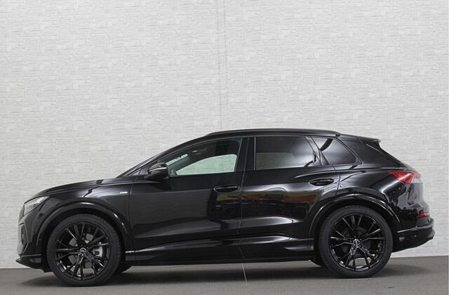 Audi Q4 e-tron 40 77 kWh S-Line #RS-Leder | Black-Edition | ACC | Sfeerverlichting | Virtual-Cockpit | Stoelverwarming | 3-Zone Clima | Virtual-Cockpit | Camera | LED | Getint Glas | Carplay | Autom. Parkeren |
