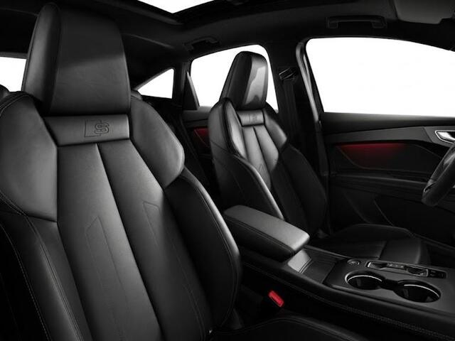Audi Q4 e-tron S edition e-tron 63 kWh 204 pk | Glazen panoramadak | Trekhaak | Techniekpakket plus | Optiekpakket zwart-glanzend |