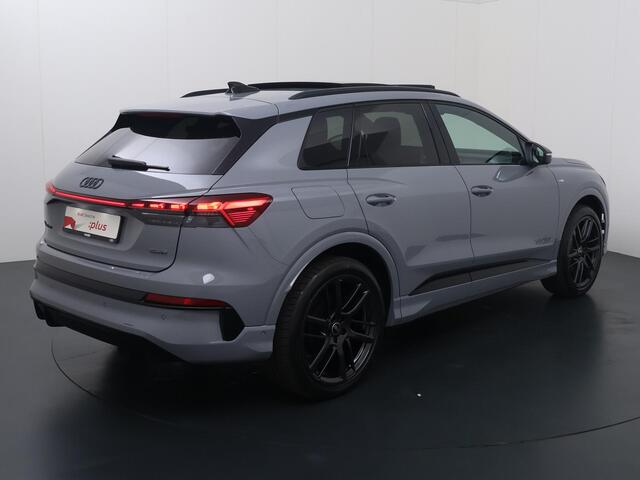 Audi Q4 e-tron S edition quattro performance 82 kWh - 340 PK / Dynamiekpakket plus / Augmented reality head-up display / S-line-interieur met sportstoelen en zwarte stoffen-kunstlederen bekleding / Lichtpakket plus met ambient lighting/ Matrix led koplampen / Panoramada