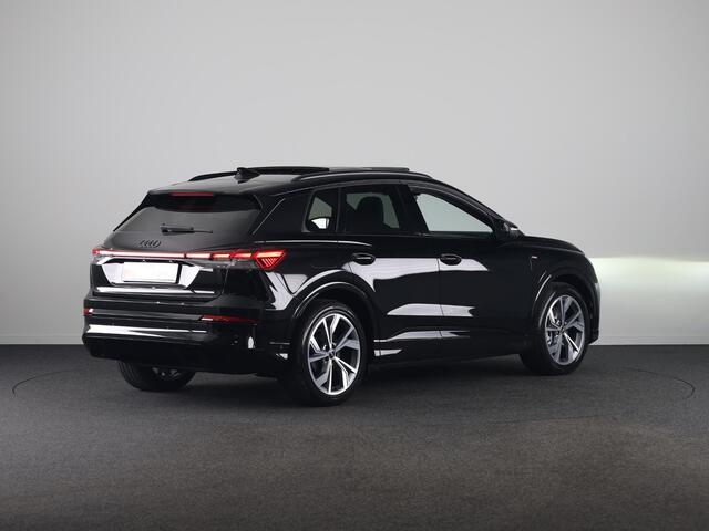 Audi Q4 e-tron S edition 82 kWh 286 pk | Glazen panoramadak | Techniekpakket plus | Trekhaak | S line leder zwart |