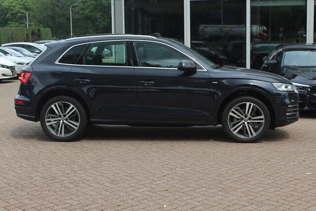 Audi Q5 2.0 TFSI quattro Launch Edition / Trekhaak / Panoramadak / Half leder / B&O / 20'' / Standverwarming / Parkeerhulp V+A / Navigatie / Cruise Control