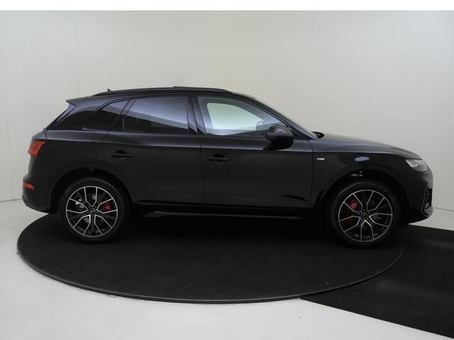 Audi Q5 55 TFSI e S edition Competition | Panoramadak | Trekhaak | 360 camera | Bang & Olufsen | Lederen bekleding 'Valcona' | Parkeerasisstent | Stoel- en stuurwielverwarming | Dodehoek detectie | Navigatie Plus |