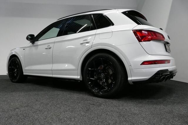 Audi Q5 55 TFSI e quattro S Edition Competition / Maxton Design Bodykit V.2 / RS Grill / Panoramadak / Elektr. verstelbare voorstoelen (links memory) / Stoelmassage / Apple Carplay - Android Auto / Matrix LED / Ambienteverlichting / Rondomzichtcamera / Dodehoekde