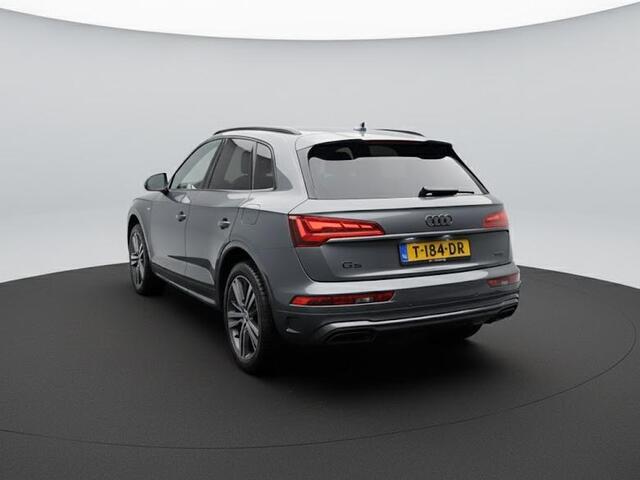 Audi Q5 50 TFSI e S edition 299PK S-tronic PHEV | 2x S-line | Zwart optiek | Clima | Zwenkbare trekhaak | Adaptieve cruise | Rood sticksel |
