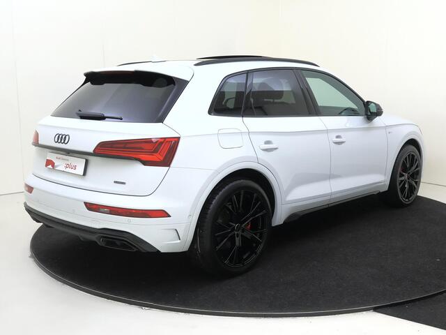Audi Q5 50 TFSI e S edition Competition | Panoramadak | Trekhaak | Bang & Olufsen | Head-up display | Lederen bekleding 'Valcona' | 3-zone airco | Dodehoek detectie | Keyless | LED matrix verlichting |